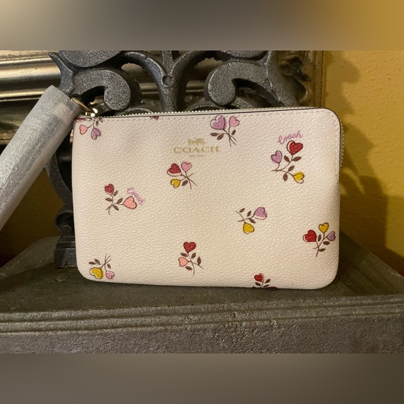 COACH NWT Corner Zip Wristlet with Heart Print - Picture 6 of 17